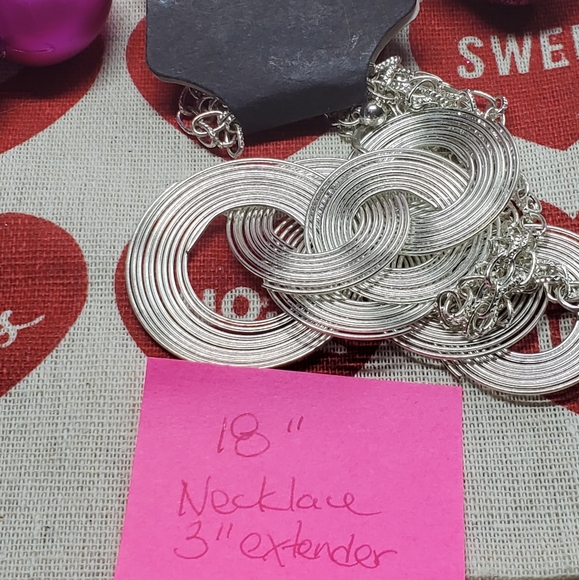 Beautiful 18" silvertone Statement Necklace NWT. - Picture 8 of 12